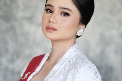Vibes Ibu Pejabat, Tissa Biani Tampil Elegan Dibalut Kebaya Tradisional
