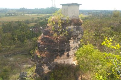 Ada Rumah Berdiri Sendiri di Atas Bukit Kapur, Siapa yang Berani Tinggal di Sana?