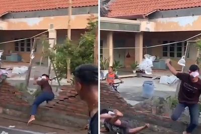 Ngakak! Lomba 17 Agustus Pukul Air, Remaja Ini Malah Bikin Tembok Jebol