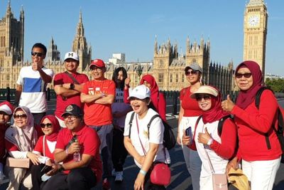 Sambut HUT RI, Ratusan WNI di Inggris Bikin Heboh London dan Rela Antre untuk Makan Ini!