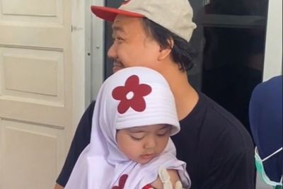 Momen Gemas Bocah Gak Takut Jarum Suntik, Netizen Salfok ke Ayahnya: Ekspresinya Tertukar