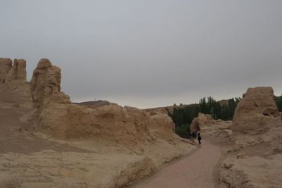 Sebanyak 2.000 Wisatawan Masih Terjebak di Xinjiang karena Gelombang COVID-19