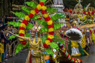 8 Tradisi Unik dari Berbagai Daerah untuk Semarakkan HUT RI 17 Agustus