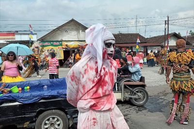 Hiii…. Seram! Ada Pocong Ikut Karnaval Bikin Anak-anak Nangis Ketakutan