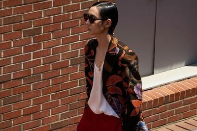 Batik Disulap Desainer Korea Kim Seo Ryong Jadi Baju Kerja Cowok Keren, Kece Badai!