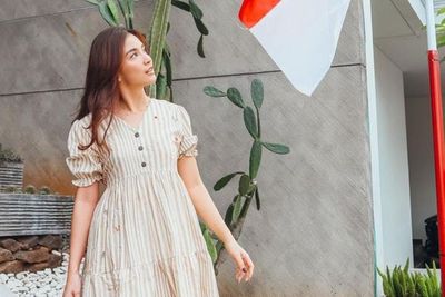 Chelsea Olivia bak Gadis Pakai Rok, Netizen Salfok Bendera Merah Putih Diikat ke Kaktus