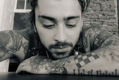 Zayn Malik Bikin Fans Rindu One Direction, Nyanyikan Lagu Night Changes dengan Merdu
