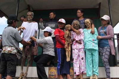 Potret Warga Toraja Gelar Ritual Manene, Tradisi Mengganti Pakaian Jenazah Leluhur