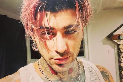 Zayn Malik Nyanyikan Lagu Night Changes , Jadi Pertanda One Direction Comeback?