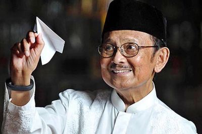 7 Quotes Kesuksesan dari Bapak Teknologi Indonesia BJ Habibie