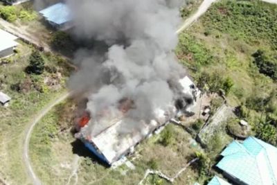 Ngeri! Jelang HUT RI Ke-77, KKB Baku Tembak dengan Polisi hingga Bakar Bangunan