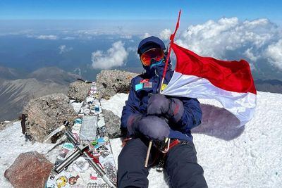 Pendaki Asal Indonesia Berhasil Kibarkan Bendera Merah Putih di Gunung Tertinggi Eropa!