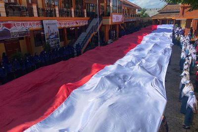 Bangga! Siswa di Ponorogo Jatuh Bangun Jahit dan Bentangkan Bendera Raksasa 77 Meter