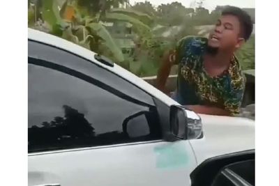 Viral Preman Nekat Naik ke Atas Kap Mobil Anggota TNI, Berakhir ke Markas