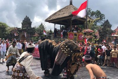 Meriahnya Parade Seni HUT Indonesia di Ubud Bali yang Diikuti Ratusan Warga