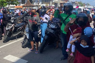 Tangis Haru Warga Ponorogo saat Ikut Upacara Detik-detik Proklamasi di Jalan Raya