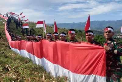 Bendera Merah Putih Sepanjang 77 Meter Gagah Berkibar di Atas Bukit Teletubis
