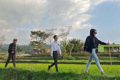 Lomba Fashion Show di Pematang Sawah, Salah Langkah Auto Nyebur ke Lumpur