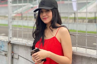 DJ Una Merah Membara Pose di Sirkuit, Kece Badai Vibesnya bak Gadis 20 Tahun