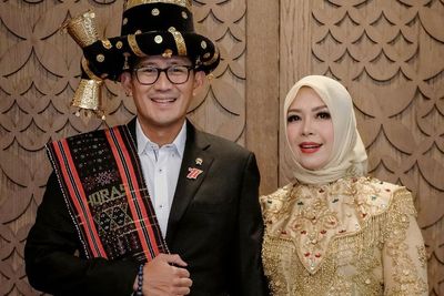 Potret Sandiaga Uno Bangga Kenakan Pakaian Adat Batak di Hari Kemerdekaan: Keren Gak?