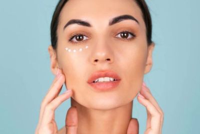 Cara Pakai Eye Cream Buat Meratakan Warna Kulit Wajah, Gampang Kok!