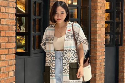 Senyum Manis Gisel Rayakan HUT RI, Padukan Crop Top dan Outer Tenun Kece Memukau