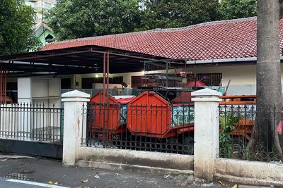 Heboh! Rumah Dinas Lurah Jakarta Malah Jadi Gudang dan Tempat Parkir Gerobak Sampah