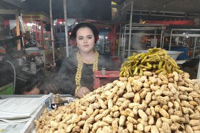 Ayu Tenan! Seperti Pengantin Jawa, Mbak Ini Jualan Kacang Pakai Kebaya dan Sanggul