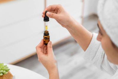 2 Skincare yang Harus Kamu Gunakan Setelah Pakai Retinol, Apa Saja? 