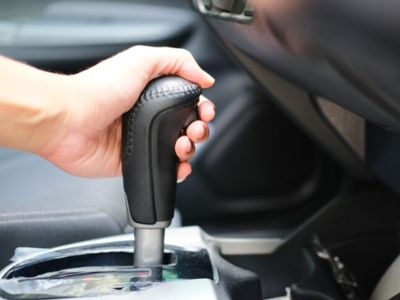 Teknik dan Tips Mengendarai Mobil Matic untuk Pemula, Dijamin Lancar!