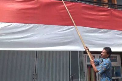 Kuli Bangunan Menabung 15 Tahun demi Bikin Bendera Raksasa, Kisahnya Mengharukan!