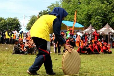 Ada-ada Saja! Emak-emak di Bacukiki Lomba Menggelindingkan Tampah, Ternyata Gak Mudah!