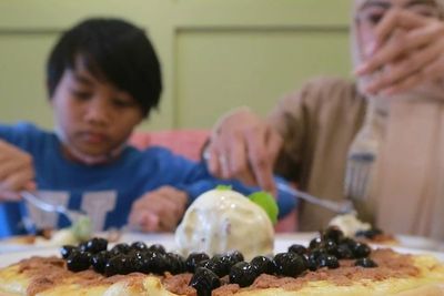 Unik! Kafe Ini Sajikan Pizza dengan Topping Gak Biasa, Mulai dari Boba Hingga Martabak!