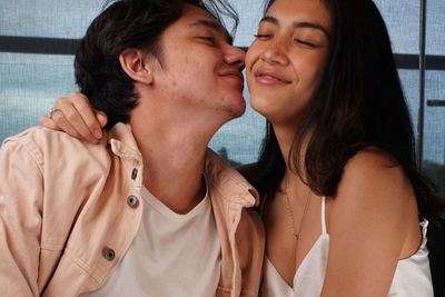 Adipati Dolken Semringah Umumkan Istri Hamil Anak Pertama, Jadi Hot Daddy Nih