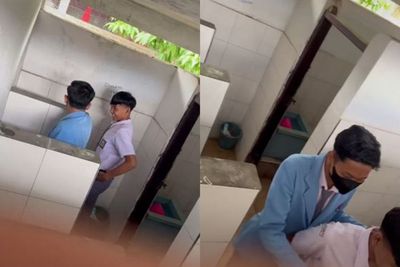 Aksi Usil Dua Siswa Laki-Laki Terekam Kamera di Dalam Kamar Mandi, Kira-kira Ngapain Ya?