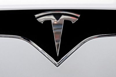 Parah! Bos Tesla Bikin Konten Tabrak Anak, Videonya Sampai Dihapus YouTube!