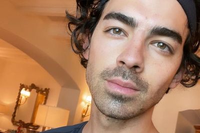 Tak Takut Dianggap Aneh, Joe Jonas Pamer Botox di Bagian Ini untuk Pria