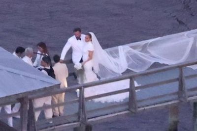 Jennifer Lopez Memukau dengan Balutan Gaun Pengantin Ralph Lauren di Hari Pernikahan