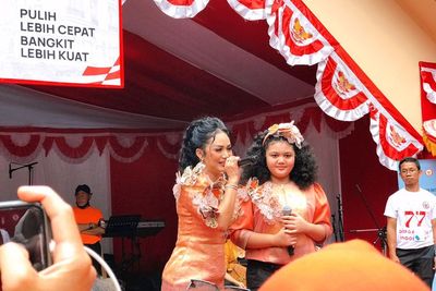 Krisdayanti Menggoyang Amerika, Emak-emak Langsung Heboh Joget Bareng