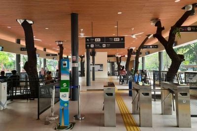 Unik! Halte Transjakarta Balai Kota Usai Direvitalisasi Jadi Ada Batang Pohon di Dalamnya