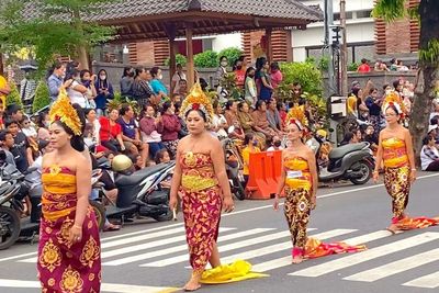 Sering Dikira Parade Biasa, Ini Makna Tradisi Mepeed Bali yang Cuma Ada di Sukawati