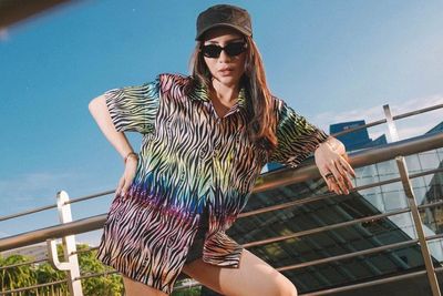Kece Badai! Intip Gaya Momo Geisha Pakai Sneakers Seharga Motor!