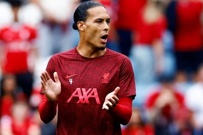 Gaya Van Dijk Hadang Tembakan Sancho Bikin Netizen Geram: Ngeblok Kok Pakai Aura