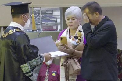 Ayah Mendiang Brigadir Yosua Tak Sanggup Tahan Tangis Hadiri Wisuda Putranya, IPK 3,28