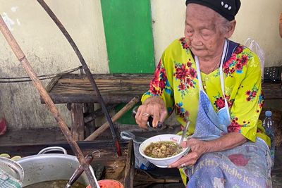 Usia Hampir 100 Tahun Masih Jualan Soto, Harganya Cuma Rp5 ribu Tiga Jam Ludes
