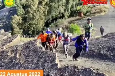 Dramatis! Momen Evakuasi Pendaki Portugis Jatuh Meninggal di Kawah Rinjani saat Selfie
