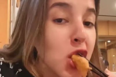 Tasya Farasya Bikin Ngiler Barbar Makan Ramen-Gyoza: Ya Ampun Lipstik Gak Luntur Samsek!