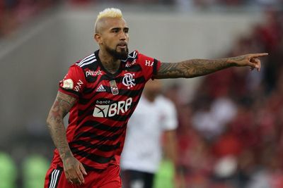 Arturo Vidal Banting Setir Jadi Sopir Angkot , Netizen: Main Bola Hanya Sampingan
