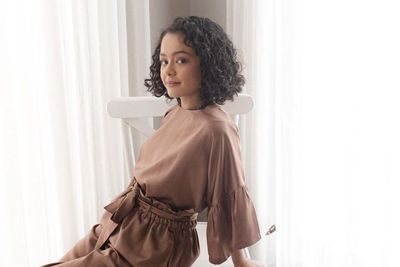 5 Tips Merawat Rambut Keriting ala Mutiara Baswedan Biar Gak Gampang Ngembang