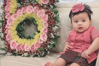 Cantiknya Potret Ameena Rayakan 6 Bulanan, Pakai Kebaya Pink Imut Makin Gemas